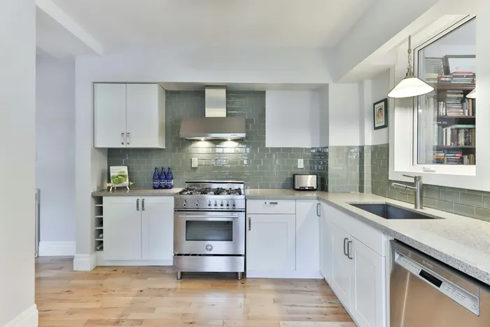 Cocina blanca recién limpiada